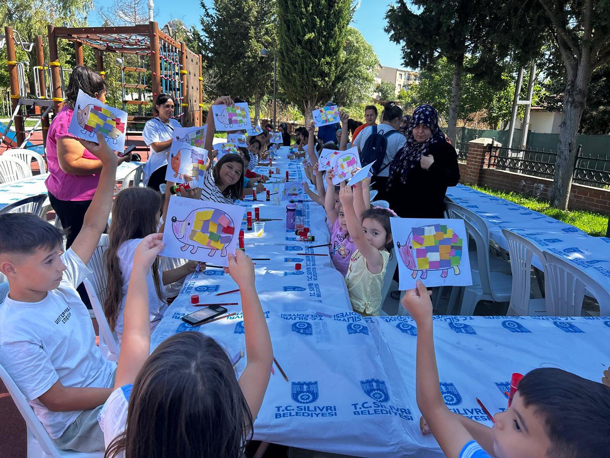 SilivriBel's tweet photo. Mahallemizde Çocuk Şenliği Coşkusu Büyükçavuşlu ve Beyciler Mahallelerindeydi! 🌈🎈

Bugün Büyükçavuşlu Mahallesi ve Beyciler Mahallesi’nde düzenlediğimiz Mahallemde Çocuk Şenliği’nde çocuklarımızla dopdolu ve eğlence dolu bir gün geçirdik.

Oyunlar, spor etkinlikleri, birbirinden keyifli atölyeler ve rengârenk aktivitelerle çocuklarımızın mutluluğuna ortak olduk. Mahallelerimizi çocukların neşesi ve kahkahaları sardı. 💙

Etkinliğimize katılan tüm çocuklarımıza, ailelerimize ve emeği geçen herkese teşekkür ederiz.

Bir sonraki mahallede yeniden buluşmak dileğiyle!