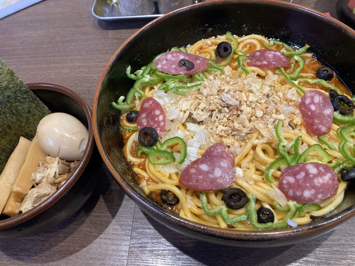 slutommy's tweet photo. 綱島のあびすけでピザまぜそば食べた。
チーズたっぷりでピザを食べてるよな
麺を食べてるよな不思議な感覚でした🍕
美味しかったです、ごちそうさまです😋 https://t.co/bK4zxQZTDQ