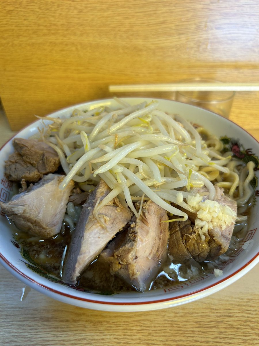 yumito3's tweet photo. 新代田二郎
小豚
ヤサイ　ニンニク少し

14：25着
間も無くして宣告
30分迄には
並びたいところ(*´-`)b

今日は食べ始める前に🍜📸収め😌
胃の夏バテも他所に
美味しく😋
ご馳走様でした🙏 https://t.co/tBLck2AM8y