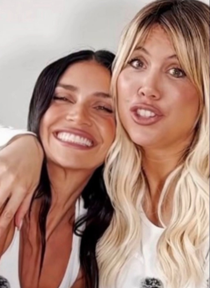 amorcoure's tweet photo. Las Porcatroia ( prostitutas en italiano) 🤣😂 https://t.co/aqhhEzHYGP