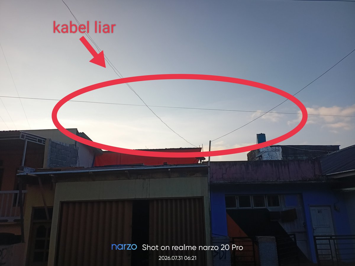 RyanSyalindri's tweet photo. Halo @Telkomsel, mohon segera tanggapi laporan saya sejak pagi via email. Kabel fiber optik IndiHome melintas liar di atas atap rumah saya (wilayah khusus IndiHome). Rumah mau ditinggikan, sangat membahayakan pekerja! Mohon teknisi segera dikirim untuk relokasi. https://t.co/Dox4g5Dl7i