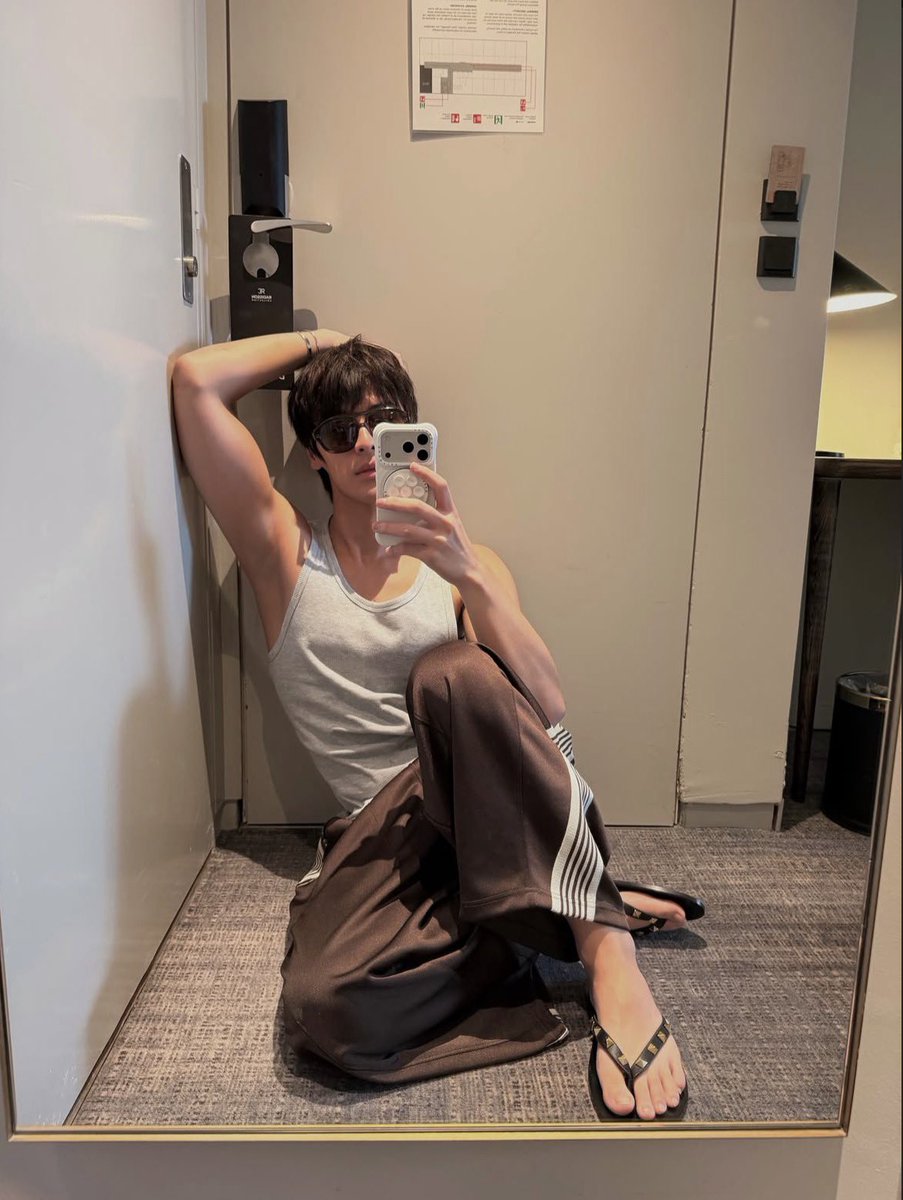 DPRSAMS's tweet photo. dia foto ngemper pake sendal jepit aja masih SEXY, coba lakiknya🤷🏻‍♀️ https://t.co/ymuYHM0QwB