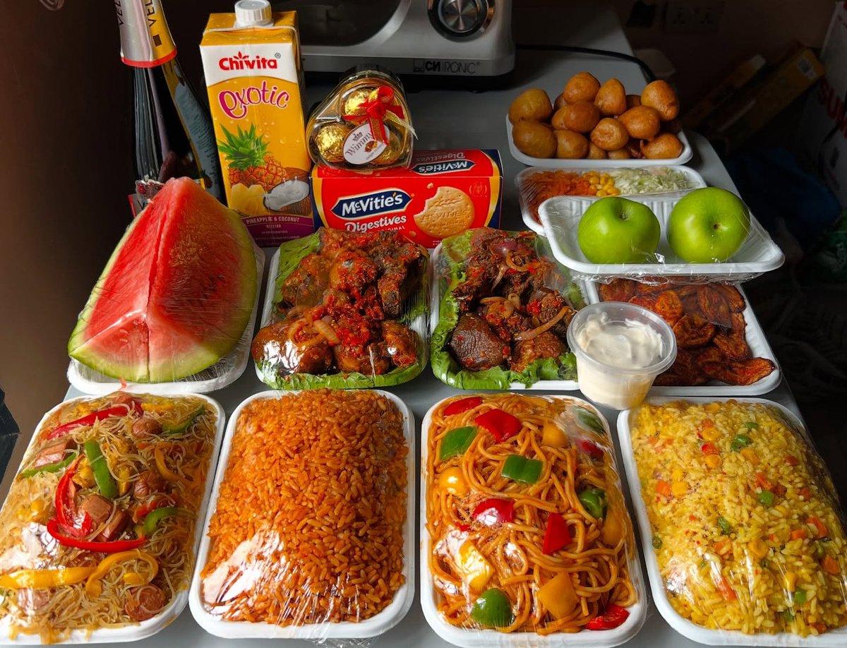 Prettygurly_30's tweet photo. One meal has to go from this food tray..which one do you want to trash? 🤔 https://t.co/I4EqixJYfv