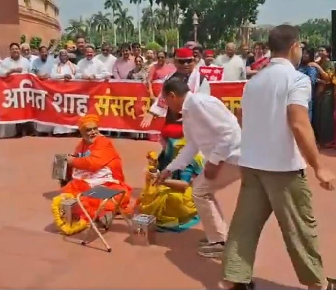 JaikyYadav16's tweet photo. आज संसद भवन परिसर में विपक्ष के सांसदों ने अनोखे अंदाज में चढ़ावा चोरी के खिलाफ प्रदर्शन किया।

मजे की बात यह है कि इस प्रदर्शन में पूर्णिया सांसद भगवा कपड़े पहनकर बाबा बने बैठे हैं।😀

राहुल गांधी सहित कई सारे नेता दान पेटी में कुछ पैसे चढ़ावा के रूप में चढ़ाते हैं अंत में पप्पू यादव पैसे लेकर भाग जाते हैं।😀

आखिर इन विपक्ष वालों को ये सब आइडिया दे कौन रहा है? पिछले कई सालों तमाम घटनाएं हुईं लेकिन इस तरह का प्रदर्शन मैने कभी नहीं देखा।

फिलहाल विपक्ष मजबूती के साथ लड़ता हुआ दिख रहा है।