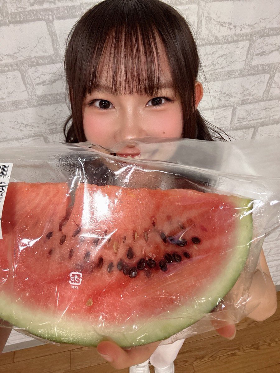 nmb48_kyoka's tweet photo. 夏休みだよ！宿題やろう
ありがとうございました！

5教科クイズで1位取れて嬉しかったです！！

スイカ貰っちゃいました🍉 https://t.co/ud4oGdumr1