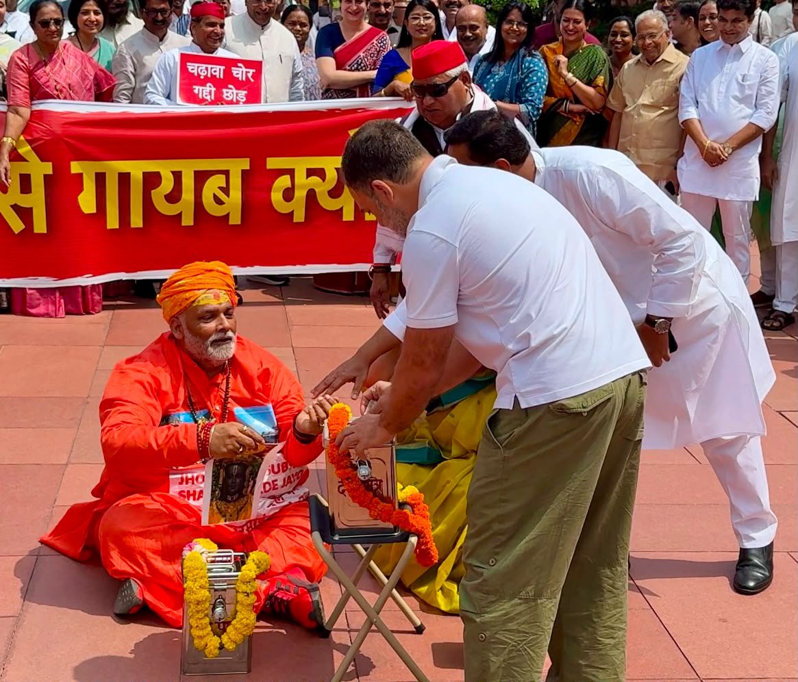 LutyensMediaIN's tweet photo. राम मंदिर चढ़ावा चोरी मामले पर विपक्ष ने अनोखे तरीके से किया प्रोटेस्ट। https://t.co/BG5vd9Avlk