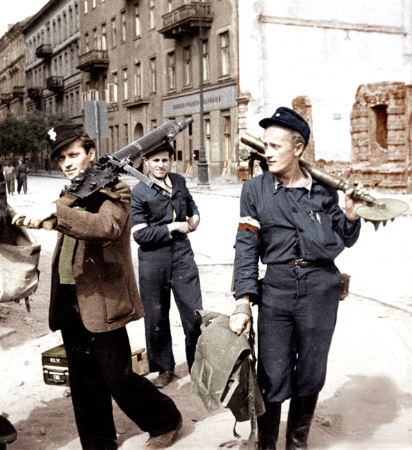 PLInst_Tokyo's tweet photo. 1944年8月1日、ナチス・ドイツの占領に対してポーランド国内軍によるワルシャワ蜂起が始まりました。
ワルシャワでは毎年、蜂起の開始時刻である8月1日17時00分にサイレンが鳴り響き、市民は黙とうを捧げるとともに蜂起の英雄たちを偲びます。
写真：映画『ワルシャワ蜂起』より／J. ヨアヒムチク https://t.co/0zCZlTRX6a