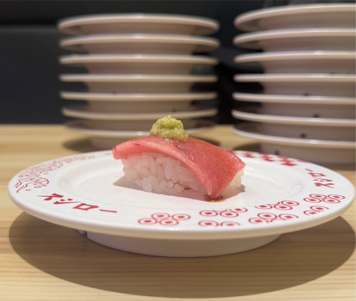 realmad_penis's tweet photo. 全国の高級鮨店を年間150軒以上食べ歩く私が、たった今有楽町でイかれたライフハックを発見してしまった。

結論から言う。

銀座で3万円払って味わう鮨屋の鮪に近い満足感を、スシローなら470円で体験できる。

今しがた、その禁断の組み合わせを見つけた。

まず大前提として、スシローの鮪は普通にうまい。

この価格帯で、この脂、この口溶け、このクオリティを全国規模で安定供給している店は、世界で一件もないと断���する。

大衆価格の顔をした、異常なまでのハイコストパフォーマンスだ。

ただし、ひとつだけ問題があった。

店内に置かれている生おろしわさび。

もちろん十分に役割は果たしているのだが、鮪の繊細な脂を味わおうとすると、西洋わさび特有の直線的な辛味と香りが、私には少しだけノイズに感じられていた。

鮪はうまい。

だが、わさびが鮪の余韻を追い越してしまう。

そんな小さな���和感を抱えながら、本日何気なくサイドメニューを眺めていたところ、信じられない商品を発見した。

国産本山葵
長野県安曇野産
80円

一瞬、目を疑った。

スシローに、安曇野産の国産本山葵が存在していたのである。

すぐさま国産本山葵と、390円の大トロを注文。

運ばれてきた大トロ一貫に、本山葵を惜しげもなく全部絞り、口へ放り込んだ。

その瞬間、景色が変わった。

大トロの脂が舌の温度でほどけ、本山葵の青い香りと穏やかな辛味が鼻へ抜ける。

西洋わさびのように辛味が前へ出るのではなく、鮪の脂を切りながら、旨味の輪郭だけを鮮明に浮かび上がらせる。

鮪と山葵が喧嘩せず、互いの長所を引き上げている。

驚いた。

先週連れて行ってもらった銀座の3万円コースの鮨屋で食べた鮪と、満足感にほとんど大差��なかった。

��ちろん、職人の技術、シャリの温度、熟成、包丁、空間、器まで含めれば、高級鮨には高級鮨の価値がある。

だが、鮪と本山葵を口へ入れた瞬間の快楽だけを切り取れば、470円でここまで肉薄できるとは思わなかった。

大トロ390円。

安曇野産の国産本山葵80円。

合計470円。

高級鮨は好きだが、毎回3万円を払える人間ばかりではない。

行きたくても経済的な事情で行けない人もいる。

だが、諦める必要はない。

スシローの大トロと国産本山葵が、その距離を一気に縮めてくれる。

鮪は価格だけで食うものではない。

脂をどう切り、香りをどう重ね、余韻をどう完成させるか。

たった80円の本山葵で、いつものスシローが別の店になる。

これは誇張ではない。

鮪好きには、一度でいいから試してほしい。

大トロ一貫に、安��野産の国産本山葵を全部乗せる。

470円で開く、銀座への裏口だ。