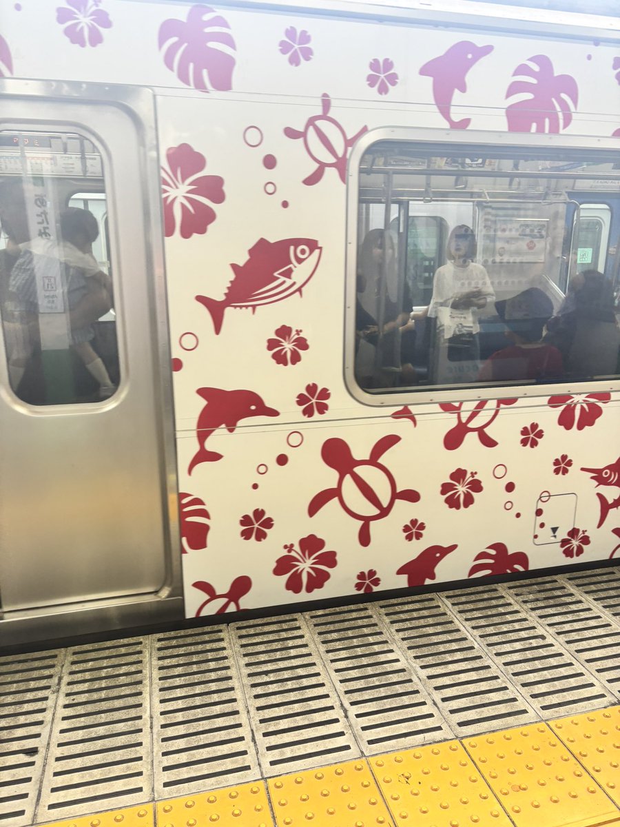 dona0911's tweet photo. 可愛い電車に乗るんDA! https://t.co/zdKX0myVKi