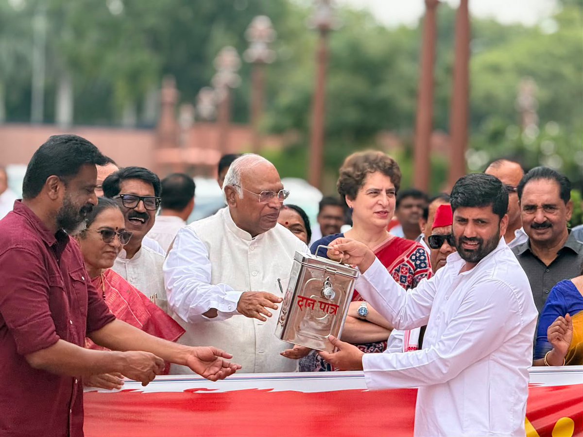 LutyensMediaIN's tweet photo. राम मंदिर चढ़ावा चोरी मामले पर विपक्ष ने अनोखे तरीके से किया प्रोटेस्ट। https://t.co/BG5vd9Avlk