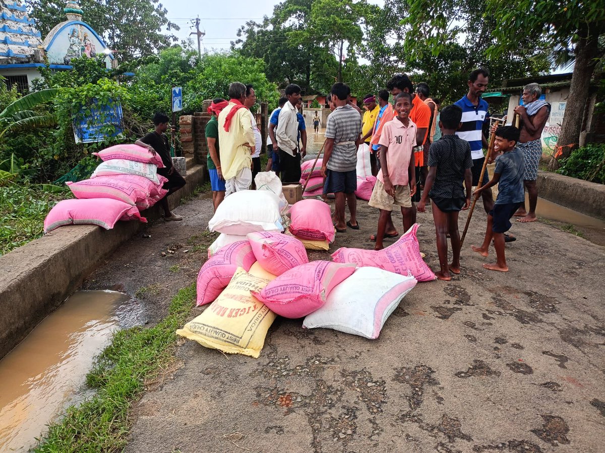 DM_Bhadrak's tweet photo. @NrusinghaOdisha @sureshkpujari @Somesh_IAS @Chakraview_ @SRC_Odisha @rdmodisha @CMO_Odisha @IPR_Odisha @suryabanshibjp ଜିଲ୍ଲା ପ୍ରଶାସନ ଦ୍ୱାରା ପରିସ୍ଥିତି ଉପରେ ତୀକ୍ଷଣ ନଜର ରଖାଯାଇଛି ଓ ସମସ୍ତ ସହାୟତା ଯୋଗାଇଦିଆଯାଉଛି। https://t.co/agch0A9lX0