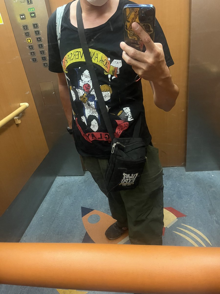 kta83's tweet photo. 今日はGLAY幕張〜！！！
病院内で1番GLAYのライブに行きそうな格好で面会に来たよ🏥
今日も暑いから会場待ちの皆さんご安全に！飲み物ガブガブ飲んで日影探してハイコミして開演したら存分に楽しんで下さい🤩
ラナウェイとcynical演ったら教えて下さい♪
#GLAYの日
#幕張伝説
#HAPPYSWING https://t.co/R5mlheTQHy