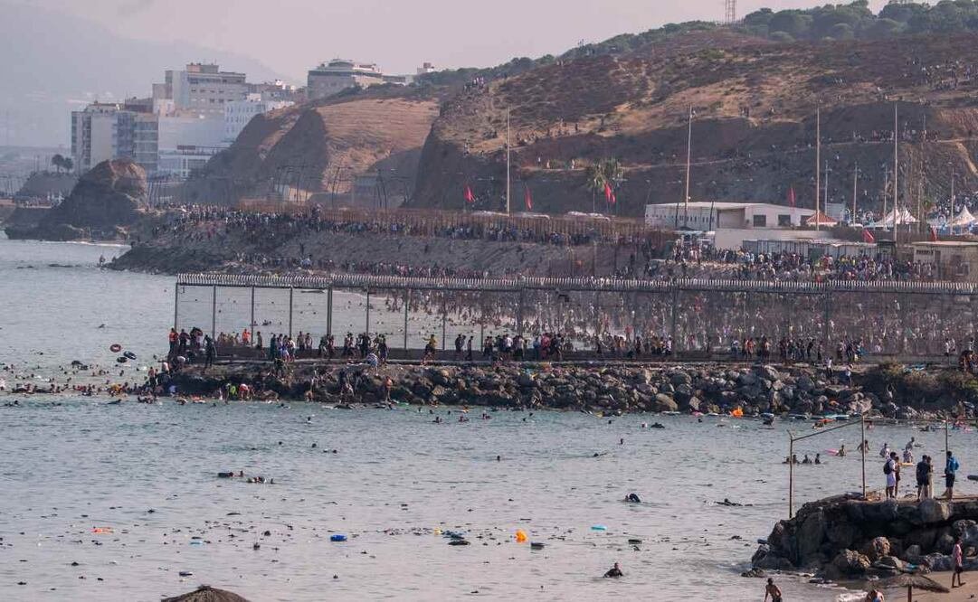 roberto39738250's tweet photo. https://t.co/wujAWK1usY
Thousands of migrants arrived en masse in Spain's tiny North African territory of #Ceuta from Morocco, prompting local authorities to ask Spain's national government in Madrid for help in re-establishing the border.  In videos and images from the border, crowds of people, mostly Moroccans, could be seen walking around the breakwaters of an urban beach, near a border post with Morocco, to join local roads. Most appeared to be young men, although there were also families with women and children.