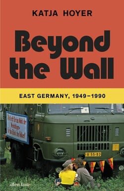 ayayciog's tweet photo. Katja Hoyer (@hoyer_kat), son dönemde en çok beğendiğim modern dönem Avrupa tarihçilerinden biri. Özellikle Beyond the Wall, Demokratik Almanya (Doğu Almanya) üzerine yazılmış en etkileyici çalışmalardan biri. Umarım en kısa zamanda Türkçeye çevrilir.

Son kitabı Weimar: Life on the Edge of Catastrophe ise yalnızca Weimar Cumhuriyeti’nin tarihini değil; demokrasilerin krize girdiği, siyasal kutuplaşmanın ve kurumsal çürümenin yoğunluk kazandığı dönemlerde sıradan insanların hikayelerini anlatıyor. Bugünün Türkiye’sini anlamak açısından da son derece anlamlı bir kitap.