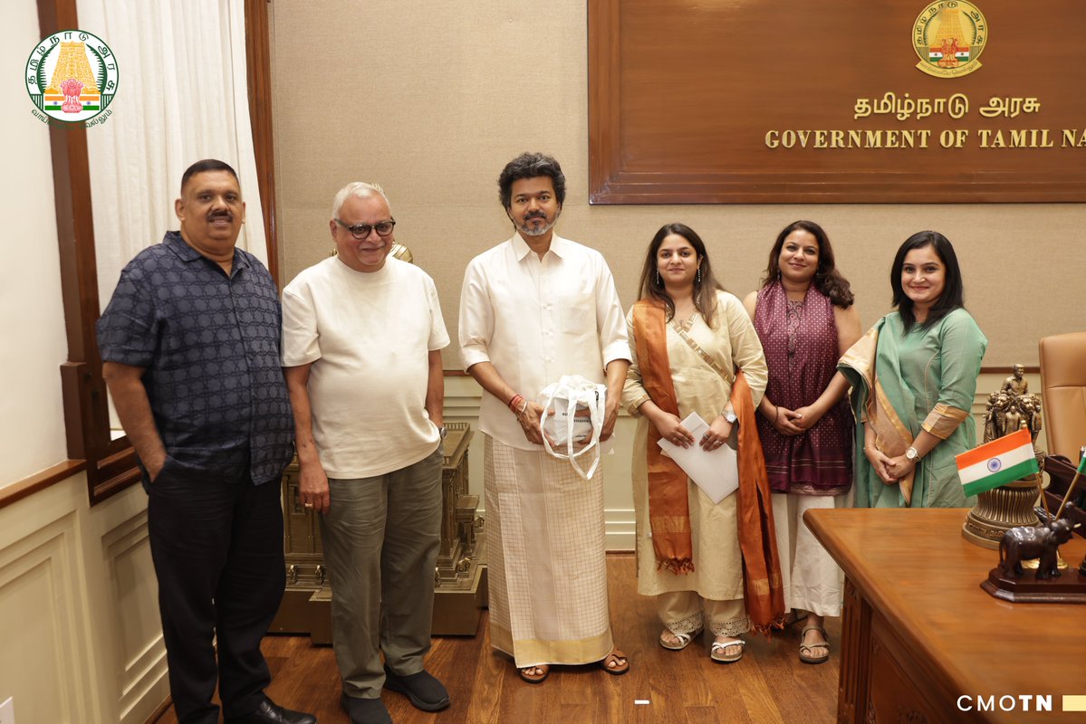 CMOTamilnadu's tweet photo. மாண்புமிகு தமிழ்நாடு முதலமைச்சர் திரு.ச. ஜோசப் விஜய் அவர்களை இன்று (31.07.2026) தலைமைச் செயலகத்தில், மாத்ருபூமி பிரிண்டிங் & பப்ளிஷிங் நிறுவனத்தின் நிர்வாக இயக்குநரும் மாநிலங்களவை முன்னாள் உறுப்பினருமான திரு.எம்.வி. ஷ்ரேயாம்ஸ் குமார், டிஜிட்டல் வர்த்தக இயக்குநர் செல்வி எம்.எஸ். மயூரா, செயல்பாடுகள் இயக்குநர் செல்வி எம்.எஸ். தேவிகா, மக்கள் தொடர்பு பொது மேலாளர் திரு. கே.ஆர். பிரமோத், பிரிவு மேலாளர் செல்வி ஐஸ்வர்யா தாஸ் ஆகியோர் சந்தித்துப் பேசினர்

#CMJosephVijay‌