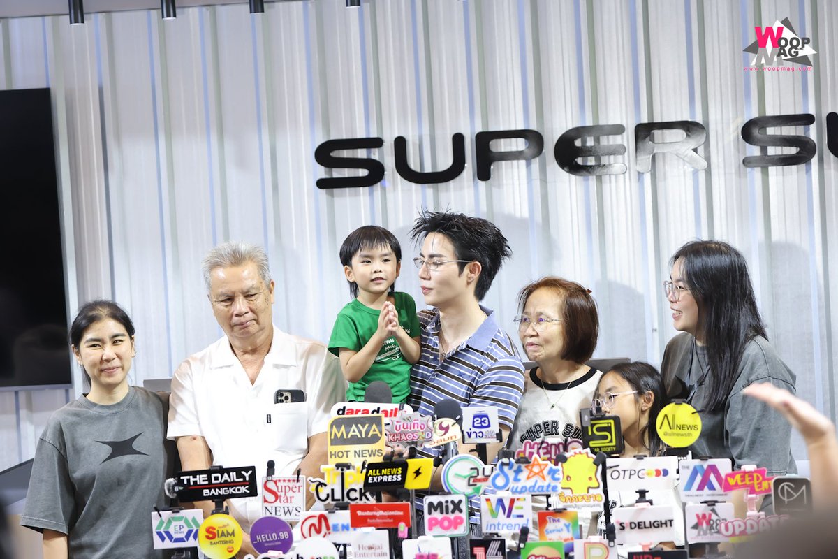 woopmag's tweet photo. ครอบครัวมาร่วมให้กำลังใจ พี่ "ซี" ในงานเปิดตัว SUPER SUN BANGKOK POP UP STORE 

SUPER SUN POP UP AT SIAMCENTER
#ZeePruk #SUPERSUN 
#ZeePrukSuperSunxSiamCenter
#SUPERSUNxSIAMCENTER
#SUPERSUNPOPUPINBKK
#SUPERSUNPOPUP https://t.co/DqEW5miYiU
