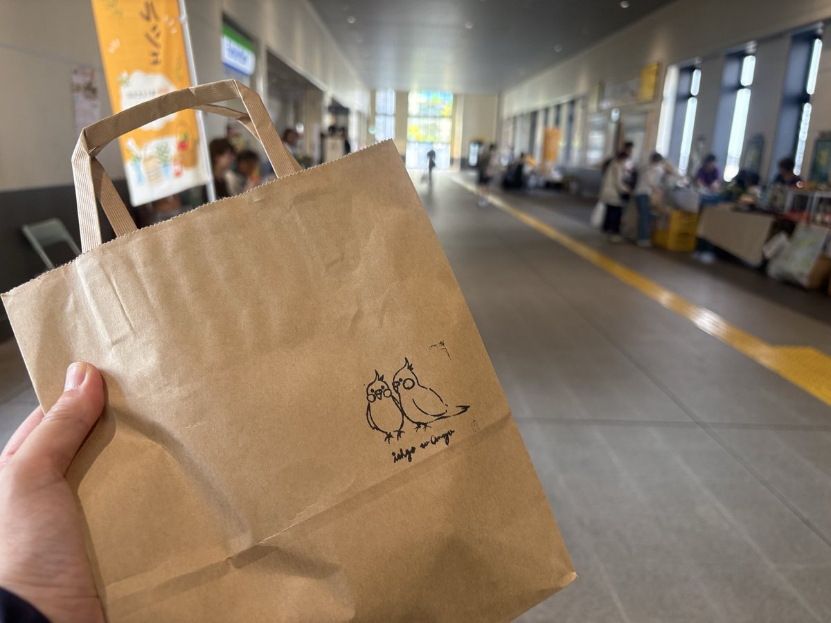 kskbsuki's tweet photo. 岩槻駅の駅ナカマルシェ
お邪魔してきました。

いろいろなお店が販売していて、普段スーパーではお目にかからない素敵な商品達に出会えました。

ちょっと滞在するには、この時期は暑いですけど、改札前でお買い物出来るの最高

昨日は肉のこみやでメンチカツ買って、
岩槻リノベ塾の予習完了です！ https://t.co/8TE8fHt2LR