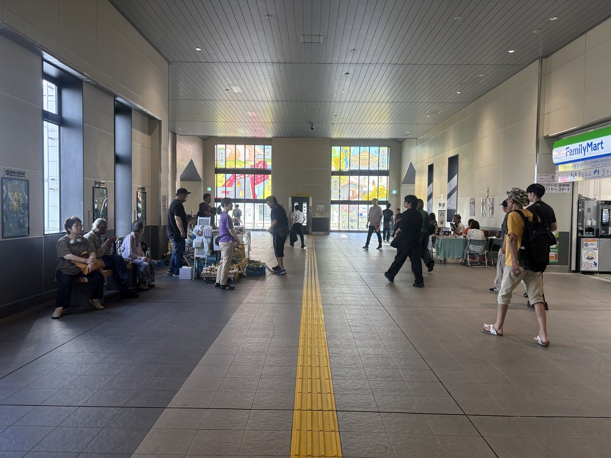 kskbsuki's tweet photo. 岩槻駅の駅ナカマルシェ
お邪魔してきました。

いろいろなお店が販売していて、普段スーパーではお目にかからない素敵な商品達に出会えました。

ちょっと滞在するには、この時期は暑いですけど、改札前でお買い物出来るの最高

昨日は肉のこみやでメンチカツ買って、
岩槻リノベ塾の予習完了です！ https://t.co/8TE8fHt2LR