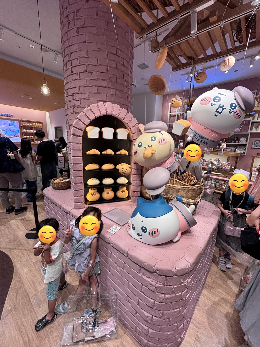 maple_0v0's tweet photo. 夏休み満喫🥳
ベーカリーはモモンガとカニちゃんがでかつよとあのこのパン食べてるイラストがとても良くて思わず巾着を買ってしまった😊 https://t.co/hpbiE8Q1y6