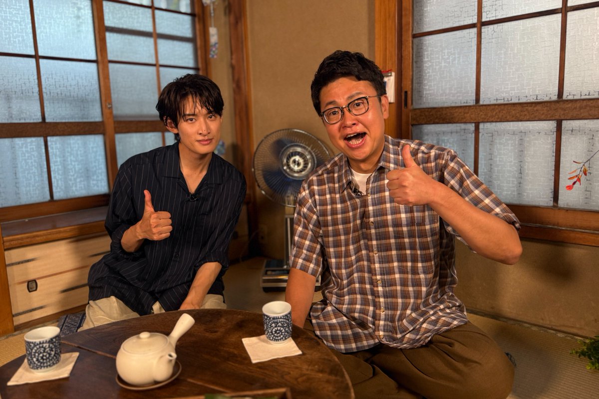 oricon's tweet photo. Snow Man向井康二、“同志”銀シャリ橋本と
久々共演でMC初タッグ❗️
⠀
向井「久しぶりっす！」
橋本「売れすぎや、お前は！」
⠀
「デビューできんかったらどうしよう…」
関西ジュニア時代の秘話も明らかに✨️
https://t.co/CdP62yA1Aw
⠀
8/1(土) カンテレ特番
『プロは普段何選ぶ？もち屋のモチ』 https://t.co/jU0xhJSxts