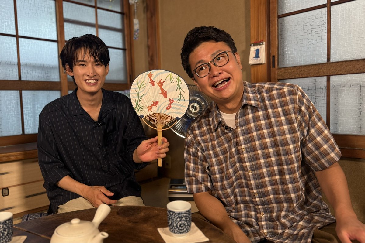 oricon's tweet photo. Snow Man向井康二、“同志”銀シャリ橋本と
久々共演でMC初タッグ❗️
⠀
向井「久しぶりっす！」
橋本「売れすぎや、お前は！」
⠀
「デビューできんかったらどうしよう…」
関西ジュニア時代の秘話も明らかに✨️
https://t.co/CdP62yA1Aw
⠀
8/1(土) カンテレ特番
『プロは普段何選ぶ？もち屋のモチ』 https://t.co/jU0xhJSxts
