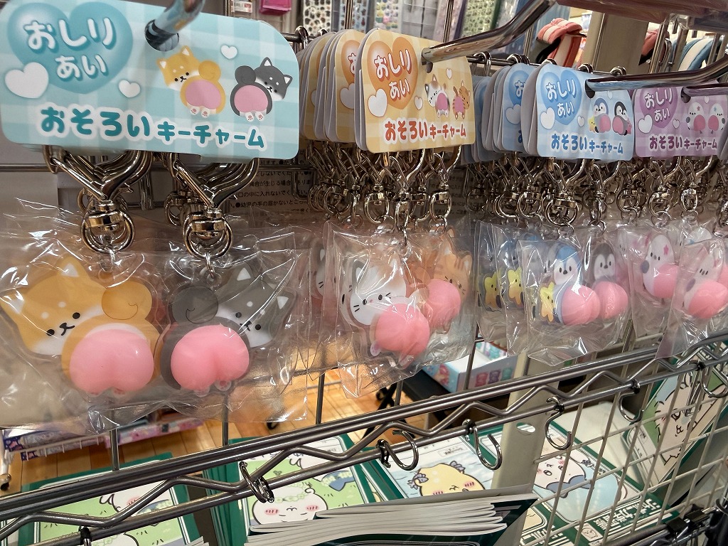 aeonkinkaido's tweet photo. こんにちは、都城金海堂イオン店です。
クーリアの新作「おしりあい おそろいキーチャーム」が入荷しました🐶🐱🐧

ぷにっとしたおしりがとってもキュートなデザインです💕
お友達や家族とおそろいで付けるのにおすすめ✨
ぜひお店でチェックしてね！

#クーリア #キーチャーム
#書店 https://t.co/bTD10su3mK