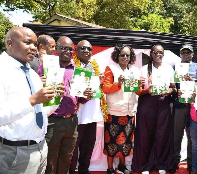 FAOKenya's tweet photo. #FAO joined County Government of #Bungoma, @EUinKenya &amp; partners to launch County Agroecology Strategy &amp; witness handover of KES 20 million in grants to 18 Agroecology Service Providers &amp; 8 ASP Hubs under @EUinKenya -funded #BOOSTProject. https://t.co/B2QWNBEMer
