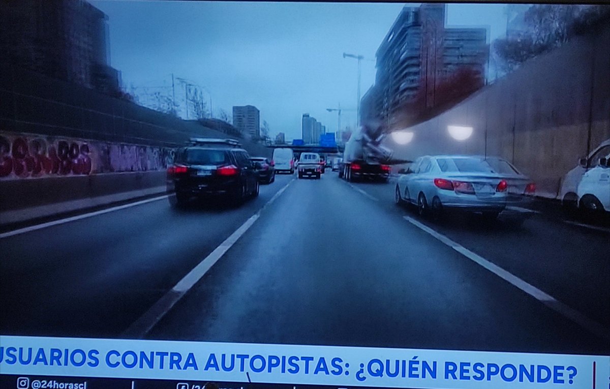 Aptimate's tweet photo. Es un abuso a todos los 🇨🇱 q el estado NO permita renovar la licencia d conducir cuando se tiene deuda con las autopistas. Este es un negocio privado y el Estado no tiene xq intervenir para hacer  gestión con recursos d todos; menos cuando estos ni siquiera se hacen cargo... https://t.co/GinF7emOpe