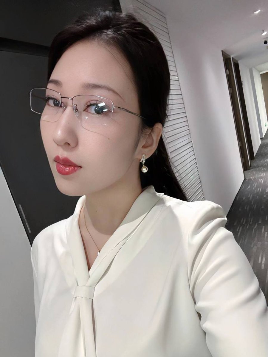 Moviepo34's tweet photo. 看惯了温���穿职业装的样子，背影应该也挺吸引人的吧。

虽然是周五但还是要出差，在酒店拍给你们看看。不要觉得我每天坐很久看资料打官司，屁股就不翘了…

这也算细腰肥臀吧，有没有让你想抱着后入的冲动～有的话评论区扣1+私信，发正面～ https://t.co/QNkTHPPORB