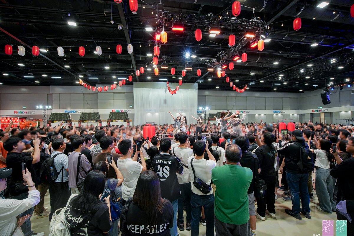bnk48official's tweet photo. [🏮👘] #BNK48CGM48BonOdori2026

ภาพบรรยากาศงาน BNK48 & CGM48: Bon Odori 2026 เมื่อวันที่ 24-26 กรกฎาคม 2026 ที่ผ่านมา
https://t.co/qcfovQ8Mps

BNK48 & CGM48: Bon Odori 2026
–Thailand Japan めっちゃカッコイイ！–

🗓️ 24-26 JUL 2026
📍 Island Hall, Fashion Island (Bangkok)

#FashionIsland
#THJPรำวงMatsuri
#BNK48 #CGM48