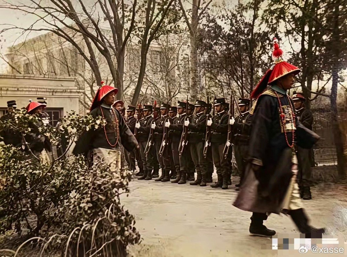 shimin1978's tweet photo. 1900年庚子国变，大清官员与联军士兵，看起来就像两个世纪的人。 https://t.co/eOlG7m0Agf