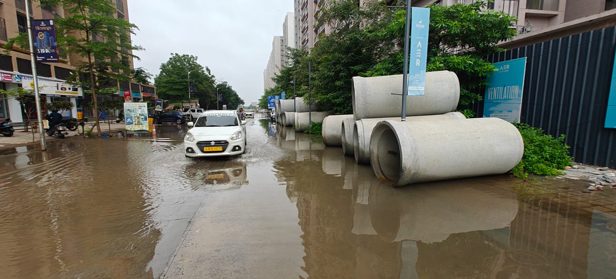 ShelaSociety's tweet photo. Kavisha Builder is allegedly discharging basement drainage water onto Shela Nr Maher home 4 roads, causing waterlogging and serious public health risks also Mosquito breeding started look into this ASAP @CMOGuj @AMCAhmedabad @dsbccAmc @prafulpbjp @CommissionerAmc @SDMSanand https://t.co/xBEluDA6Jq