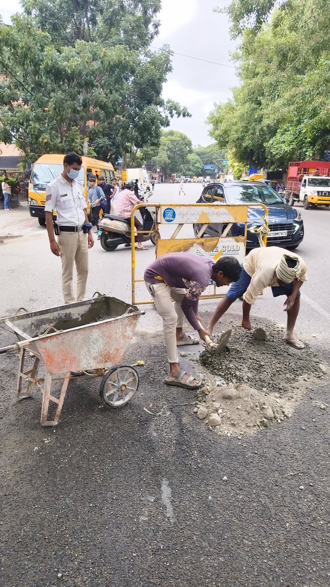 Hgatetrps's tweet photo. ದಿನಾಂಕ:30:07:2026 ರಂದು ಹಲಸೂರು ಗೇಟ್ ಸಂಚಾರ ಠಾಣಾ ವ್ಯಾಪ್ತಿಯಲ್ಲಿನ ಲಾಲ್ ಬಾಗ್ ರಸ್ತೆಯಲ್ಲಿನ ರಸ್ತೆ ಗುಂಡಿಯನ್ನು ಮುಚ್ಚಿ, ಸುಗಮ  ಸಂಚಾರಕ್ಕೆ ಅನುಕೂಲ ಮಾಡಿಕೊಡಲಾಯಿತು. https://t.co/4Kya8jOrqQ