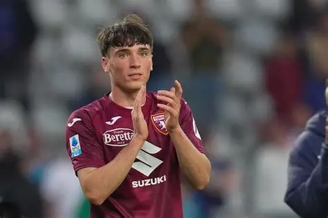 LAROMA24's tweet photo. 🟡🔴 Calciomercato Roma, D'Amico prepara l'offerta per Cacciamani: il Torino chiede almeno 15 milioni di euro

▶️ https://t.co/gRM0sKvCKr

[@tuttosport]

#AsRoma https://t.co/J7dEcM6jdz