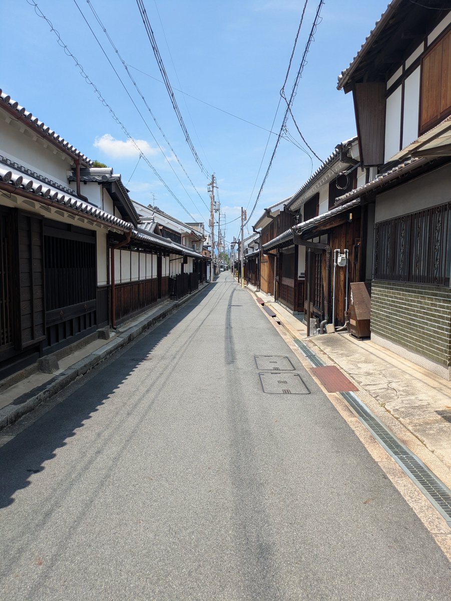 KG_Holy's tweet photo. 奈良県橿原市の今井町を散策☀️
週末は結構な人混みですが平日は静かなものです。のんびり歩いたのちカフェで一息入れるのも一興🍧 https://t.co/ohOCwxwrZk