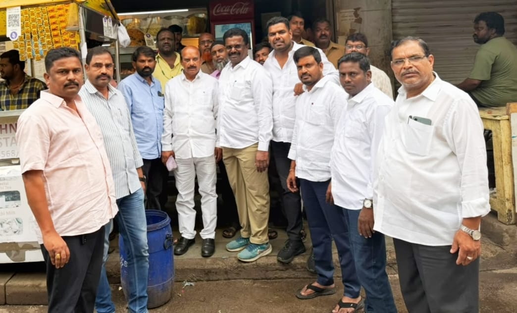 deshpak's tweet photo. ఈరోజు కాంగ్రెస్ ప్రభుత్వం  పెట్టిన అక్రమకేసులకు *KRT* గారు నాంపల్లి కోర్ట్ కు హాజరుకాగా వారికి మద్దతుగా *BRS పార్టీ MLA,s మరియు మాజీ మంత్రులతో* కలిసి హాజరు అయ్యి *KTR* గారికి సంపూర్ణ మద్దతుగా *BRTU రాష్ట్ర అధ్యక్షులు G. రాంబాబు యాదవ్* అన్నగారితో కలిసి BRTU రాష్ట్ర కమిటీ సభ్యులు. https://t.co/GP4TYUiDeg
