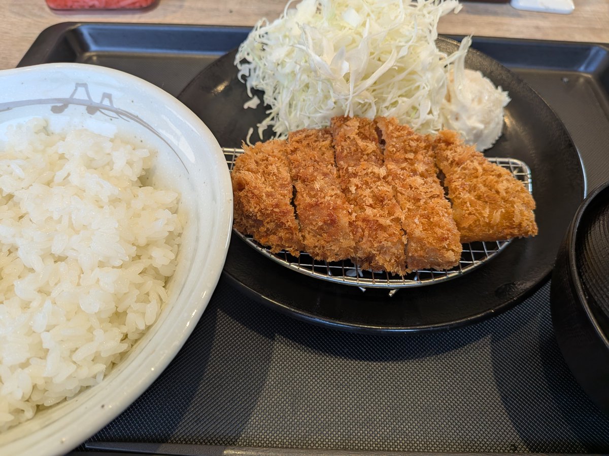 ramen_san3's tweet photo. なんか話題になってるから応援をしに食べに来た。

ロースかつポテサラ定食で550円は安いね。
白飯好きや腹ペコの民に嬉しいライスお代わり無料って凄い。

店内涼しし、冷たい玄米茶が飲めるのも嬉しい。

ご馳走様でした🙏

#松のや https://t.co/82Y2bpfzBw