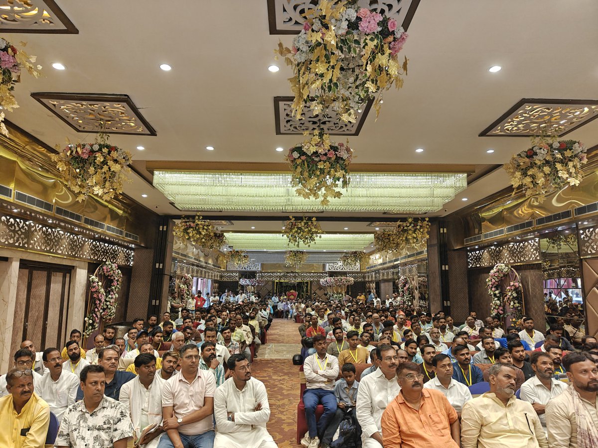 iKumarSaurabh's tweet photo. पहला सवाल था: कौन है प्रशांत किशोर?

उम्मीद है आपके तथाकथित गढ़, दुर्ग या किला में शालीनता के साथ हमलोगों ने ये जवाब दे दिया है कि कौन है प्रशांत किशोर। 

दूसरा सवाल था: हमारी लड़ाई RJD से है, ये हैं कहां?

उम्मीद है BJP को अब ये अहसास हो गया होगा कि RJD का जमानत शायद नहीं बचेगा! बांकीपुर के लोगों ने ये किया है...

तीसरा सवाल: इनके पास संगठन कहां है? ये सोशल मीडिया पे हैं और बूथ पर कहां हैं?

ये है हमारा संगठन! बांकीपुर के सभी 422 बूथों पर लगने वाले 844 पोलिंग की ट्रेनिंग मैंने की थी। ऐसी ही ट्रेनिंग, वही ट्रेनिंग जो जमशेदपुर (पूर्वी) में सरयू राय जी के लिए किए थे। 

तीन अलग अलग जगह पर 248, 324 एवं 272 पोलिंग एजेंट की पॉइंटेड ट्रेनिंग मैंने व प्रशांत किशोर जी ने मिल कर की थी..

जन सुराज के वरीय नेता व कार्यकर्ता जिन्होंने बांकीपुर के 24 वार्ड की जिम्मेदारी संभाली या ऐसे लोग जो परदे की पीछे चुप चाप लगातार काम करते रहे ये संगठन तैयार करने का पूरा का पूरा Credit उनका है। शानदार कार्य...

जन सुराज का एक कार्यकर्ता अपने सर्वोच्च नेता और पार्टी के लिए समर्पित रहे। "जन सुराज संघर्ष वाहिनी" के प्रदेश अध्यक्ष अनूप मैथिल के नेतृत्व में मेरे वाहिनी के नेता/ कार्यकर्ताओं ने भी उत्कृष्ठ कार्य करते हुए बांकीपुर की असलियत जनता के सामने रखी जिसे काउंटर कर पाना BJP के लिए नामुमकिन था। 

काउंटिंग में भी बेइमानी नहीं करने देंगे, क्योंकि बांकीपुर के सब 422 बूथ पर पीठासीन पदाधिकारी का sign किया Form 17 (C) हमारे पास है। प्रत्येक बूथ पर हमारा संगठन और हमारे ये रणबांकुरे Polling Agents अंत तक जमे और डेट रहे हैं। 

खुलेआम प्रशासन और पुलिस का नांग नाच और जब जान गए की RJD लड़ाई से बाहर है तो 12 बजे के बाद से बूथ पर फर्जी मतदान की कोशिश को Jan Suraaj ने मजबूती के साथ यह प्रयास किया कि रोक जाए। थोड़ा बहुत आप सफल हुए लेकिन ज्यादातर जगहों पर आपसे लोहा लिया गया है। 

अब Counting में भी आप बाज नहीं आएंगे, ये पता है लेकिन मुकाबला @PrashantKishor और उनकी सेना से है जो आपके सभी तिकड़म का जवाब देना जानती है। 

#बांकीपुर में 3 अगस्त को बिहार का एक नया इतिहास लिखा जाएगा और उसके लिए बांकीपुर की जनता जिसने सब प्रकार की चुनौतियों से परे जन सुराज और प्रशांत किशोर जी को यहां मजबूती से अपना आशीर्वाद दिया है उन्हें करबद्ध प्रणाम है 🙏