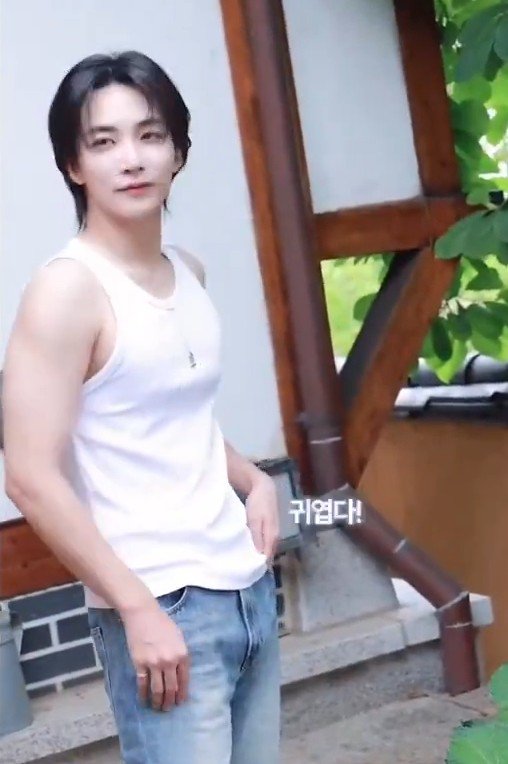 gyumawo_o's tweet photo. tEKA WAIT JEONGHAN SABI KO SAGLIT LANG https://t.co/SbK5pEwyAP