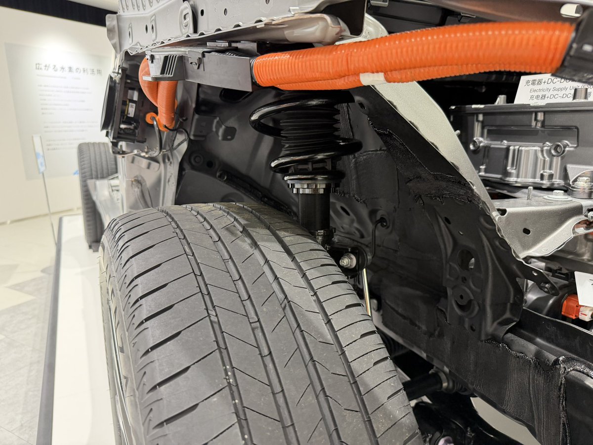 hiro333ls460's tweet photo. トヨタ会館1Fのbz4xカットモデルだけトヨタ純正？車高調、ちゃんと全長式😆
これ、ハリアーに流用したら良さげ😅 https://t.co/iKatm8cGuy
