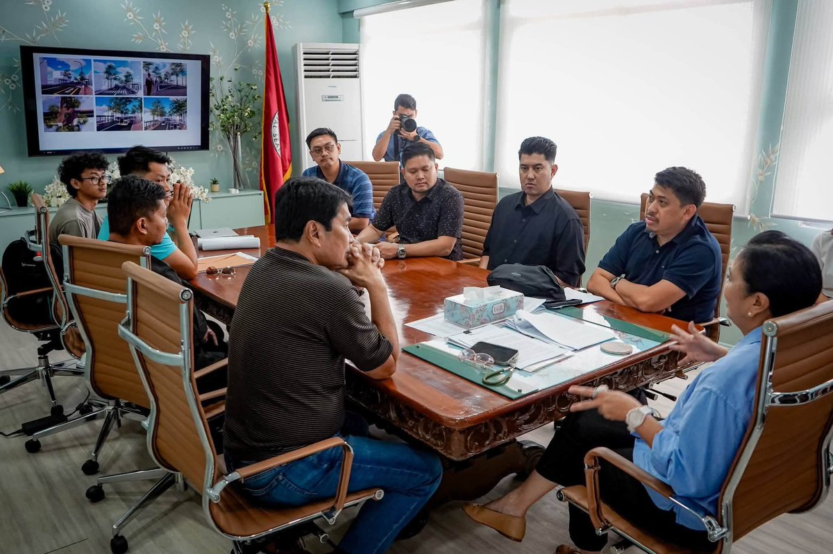 CrushMajor's tweet photo. Mayor Leni Robredo 💕

"Sen Erwin Tulfo is in Naga today. We presented to him our dream of making our streets more walkable. He promised to help us get funding for the Peñafrancia Avenue Redevelopment Project. Since I started my term, his office has been helping us with social welfare funds for medical assistance, scholarships, etc. 

We are very grateful."