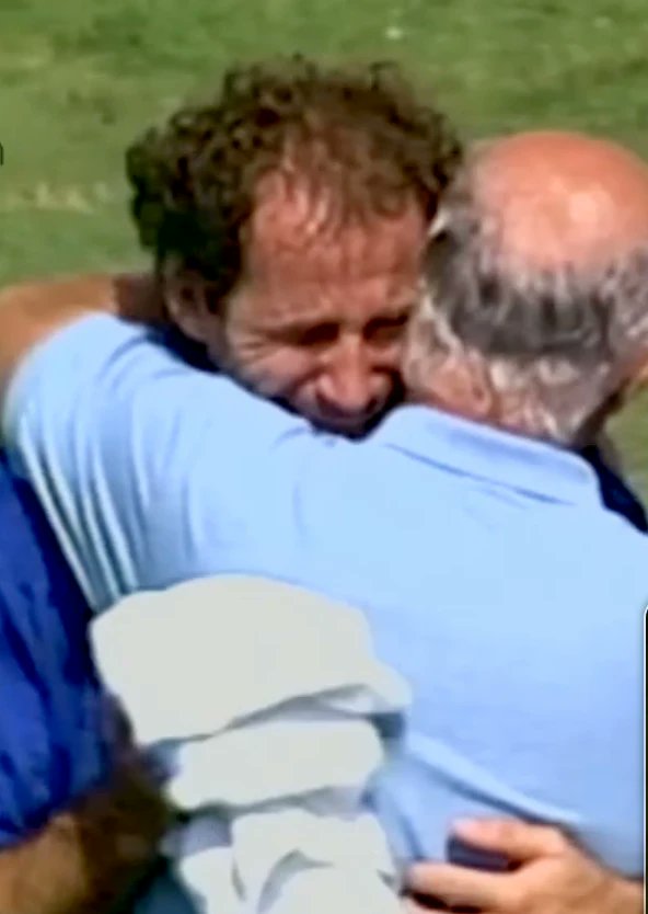 dariodangelo91's tweet photo. 🔴⚫ "E chi 6, Franco Baresi?". Per molti anni, nei cortili e nelle scuole calcio, nelle strade di paese e agli oratori, questa domanda retorica è scattata puntuale dopo una grande azione difensiva del bambino e del ragazzo di turno. Poteva essere un intervento roccioso, un'uscita palla al piede elegante, una chiusura coraggiosa: poco cambiava, avevi fatto una cosa "alla Franco Baresi", meritavi una menzione speciale. Da tifoso e innamorato del Milan quale sono, associo il volto di Baresi alle immagini di tanti trionfi sul campo, di tante coppe alzate al cielo da Capitano. Ma per qualche ragione, alla notizia della sua morte, mi vengono in mente le uniche due volte in cui l'ho visto piangere. 

La prima risale al 1994, a una finale Mondiale leggendaria con la maglia dell'Italia. Franco giocò una partita eroica, a soli 25 giorni dalla rottura del menisco, un infortunio che per molti avrebbe dovuto obbligarlo a salutare la compagnia e a tornare a casa. E invece? E invece Baresi non solo restò, ma scese pure in campo. Fece una delle "sue" partite. Guidò la difesa italiana con intelligenza, fu protagonista di interventi straordinari, non fece passare uno spillo contro i terribili brasiliani. Poi ai rigori si presentò sul dischetto, con coraggio, quello che non gli è mai mancato. E poiché questo sport sa essere tanto bello quanto crudele, sparò alto come un altro mito della nostra Nazionale: Roberto Baggio. Quando tutto finì, il condottiero di mille battaglie crollò sulle ginocchia martoriate: dove non era riuscita la natura era riuscito il fato. Fu allora che Baresi scoppiò a piangere come un bambino sulla spalla di Arrigo Sacchi. 

La seconda arrivò qualche anno più tardi. A San Siro, nella partita del suo addio al calcio, Baresi pianse durante un infinito e commovente giro di campo, col popolo rossonero a tributargli una standing ovation memorabile, mentre in sottofondo passavano le note di Mina, a ricordargli che "sei grande, grande, grande, come te, sei grande solamente tu". Sei, come la maglia numero 6, ritirata dal Milan in suo onore, perché un altro giocatore degno di indossarla come lui non ci sarebbe più stato. 

"Clonate Franco Baresi", recitava un cartellone allo stadio quella triste sera d'autunno del 1997. Perché? Perché i tifosi del Milan avevano paura di un futuro senza di lui, il "Piscinin" arrivato bambino e diventato grande senza mai abbandonare il rossonero, nemmeno in Serie B. 

Anni più tardi, venne coniato uno slogan più rassicurante: "Baresi: 6 per sempre". È a questo che stamattina dobbiamo aggrapparci, nel giorno in cui a piangere siamo noi. Che sia qui o altrove: 6 per sempre il nostro Capitano.