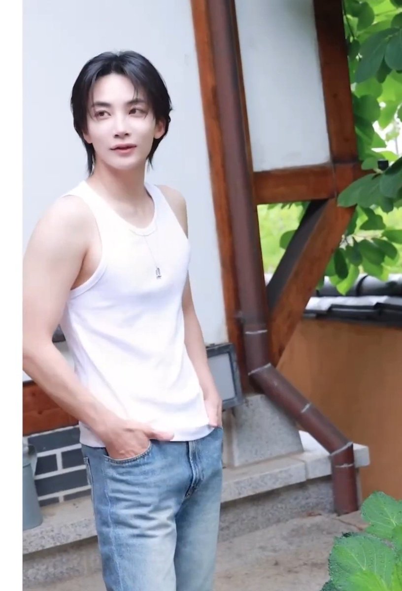 jeonghannisms's tweet photo. i cannot believe we went from shirt underneath to no shirt anymore. https://t.co/u9og5DgVNU