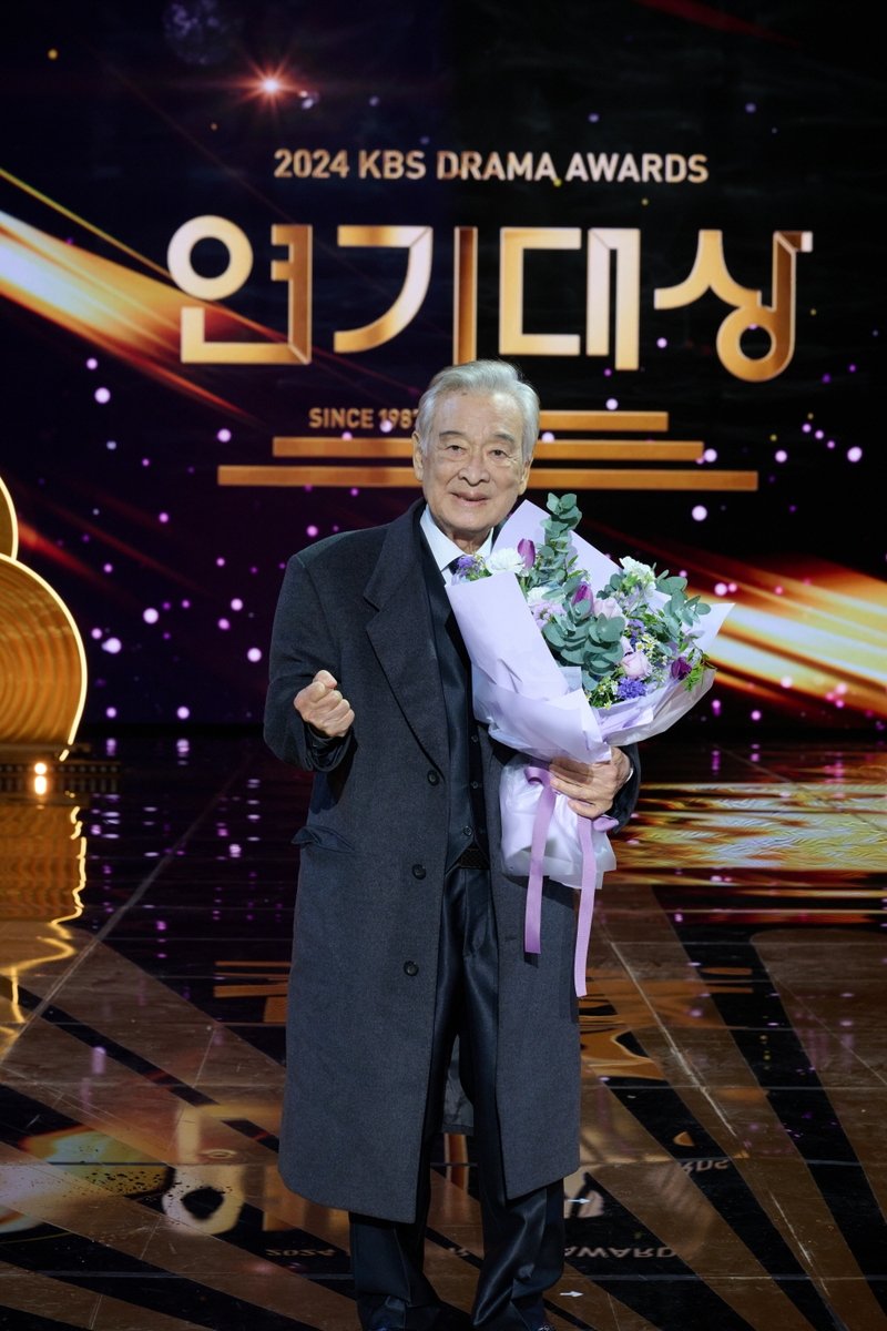 nmopq444's tweet photo. 이순재 배우가 살아가는 우리에게 남긴 말들

1
철저한 자기관리와 프로의식
나이가 들었다고 대접받으려고만 하면 안 된다 내 몫을 제대로 해내야 비로소 인정받는 것이다
지각하는 배우는 자격이 없다 약속 시간은 나 자신과의 약속이자 상대방에 대한 최소한의 예의다

2
인생과 성장에 관하여
인생은 조건이 맞춰지길 기다리는 게 아니라 어떤 조건 속에서도 내 할 일을 찾아 나가는 과정이다
늙었다고 주저앉아 있으면 정말 노인이 되는 거고 끊임없이 새로움에 도전하면 청춘으로 사는 거다

3
후배들과 시대를 향한 조언
인기는 바람과 같아서 언젠가는 사라진다 결국 끝까지 남는 것은 실력과 인성뿐이다
쉬운 길만 찾으려 하지 마라 거친 길을 걸어본 사람만이 진짜 자기 길을 가질 수 있다

수십 년을 한 길로 걸어온 거장이 살아가는 우리에게 건네는 말들임
나이를 핑계 삼지 말 것 약속을 가볍게 여기지 말 것 조건을 탓하지 말 것
결국 오래 남는 사람은 재능이 아니라 태도로 남는다는 걸 
보여준 셈
