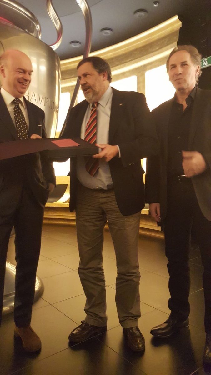 g_lascala's tweet photo. Il mio ricordo più speciale di #Baresi non è quello del difensore insuperabile.
Ma quello di quando il Milan doveva  recuperare e lui spostava la sua posizione in avanti di 40 metri e guidava l’assalto da regista offensivo.
Sembrava il dio della guerra.
Che la terra gli sia lieve https://t.co/IH3Hgps9Zs