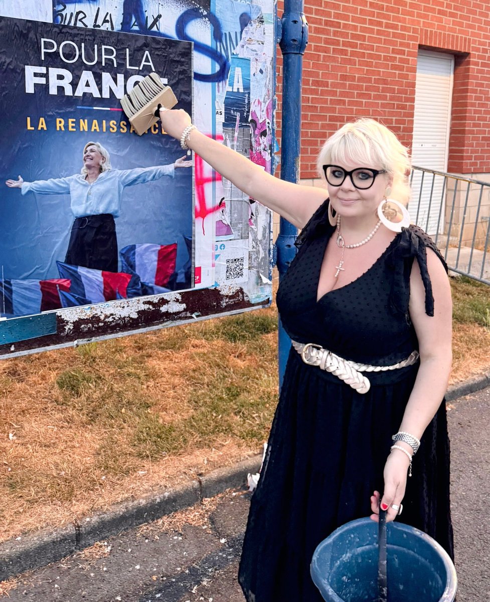 AureliaBeigneux's tweet photo. 🇫🇷 Militante un jour, militante toujours !
Mariniste un jour, Mariniste toujours ! 

Collage nocturne efficace avec mon super binôme Mathéo,  et sous les encouragements des riverains ! 
💙 Pour la France, la Renaissance avec @MLP_officiel ! https://t.co/tsBwp7EIKq