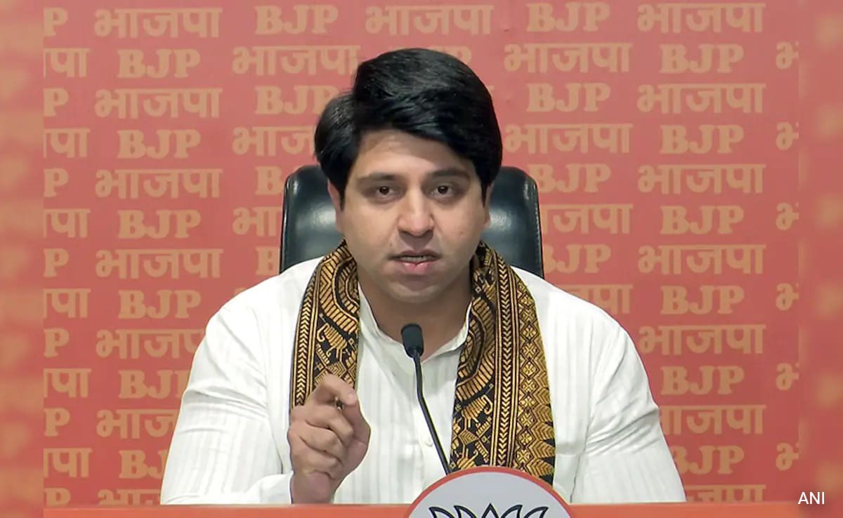 NijiSachiv's tweet photo. ब्रेकिंग न्यूज़: शहजाद पूनावाला ने भाजपा छोड़ी

टीवी बहसों में भाजपा के प्रमुख चेहरों में शामिल शहजाद पूनावाला ने निजी कारणों का हवाला देते हुए पार्टी से इस्तीफा दे दिया है।

उन्होंने अपने X बायो से “भाजपा के राष्ट्रीय प्रवक्ता” का परिचय हटा दिया है। हालांकि, बायो में अब भी खुद को “प्रधानमंत्री नरेंद्र मोदी का आजीवन अनुयायी” बताया है।

पेशे से वकील पूनावाला ने राजनीति की शुरुआत कांग्रेस से की थी और 2017 में कांग्रेस अध्यक्ष के चुनाव की प्रक्रिया पर सवाल उठाकर चर्चा में आए थे।

Source: NDTV