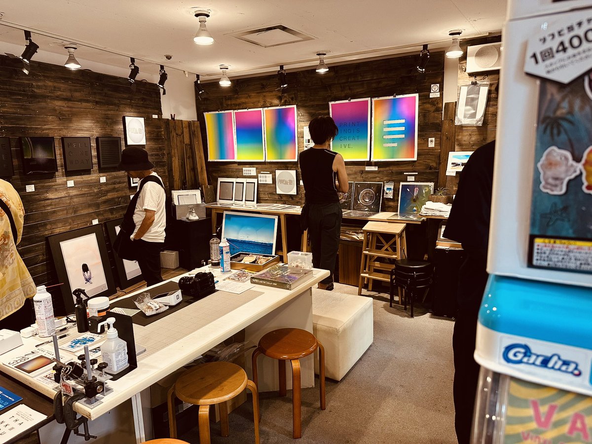 rj_graphics's tweet photo. 本日 @ARTLabOMM が天満橋のOMMでのラストの営業ってことでワタクシも閉店の時間までいます✨
お時間のある方はぜひお越しください‼︎
ソフコンのパンフレットも配布中✌️
 
#天満橋 #ギャラリー #ショップ https://t.co/lGYOa0bTbA