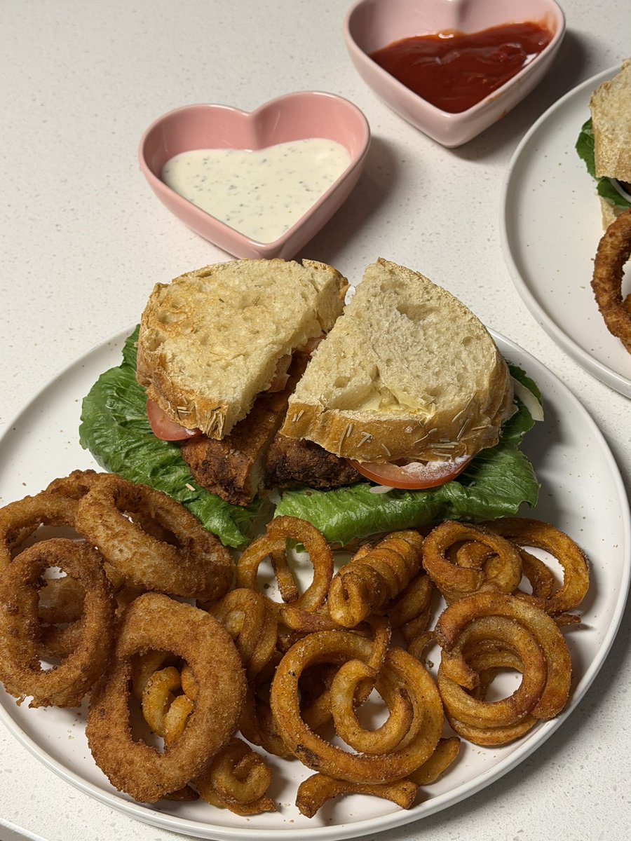 secretlypuar's tweet photo. i was feelin kinda lazy but i made chicken sandwiches for dinner 🐔 https://t.co/Zq0DGyN1ak