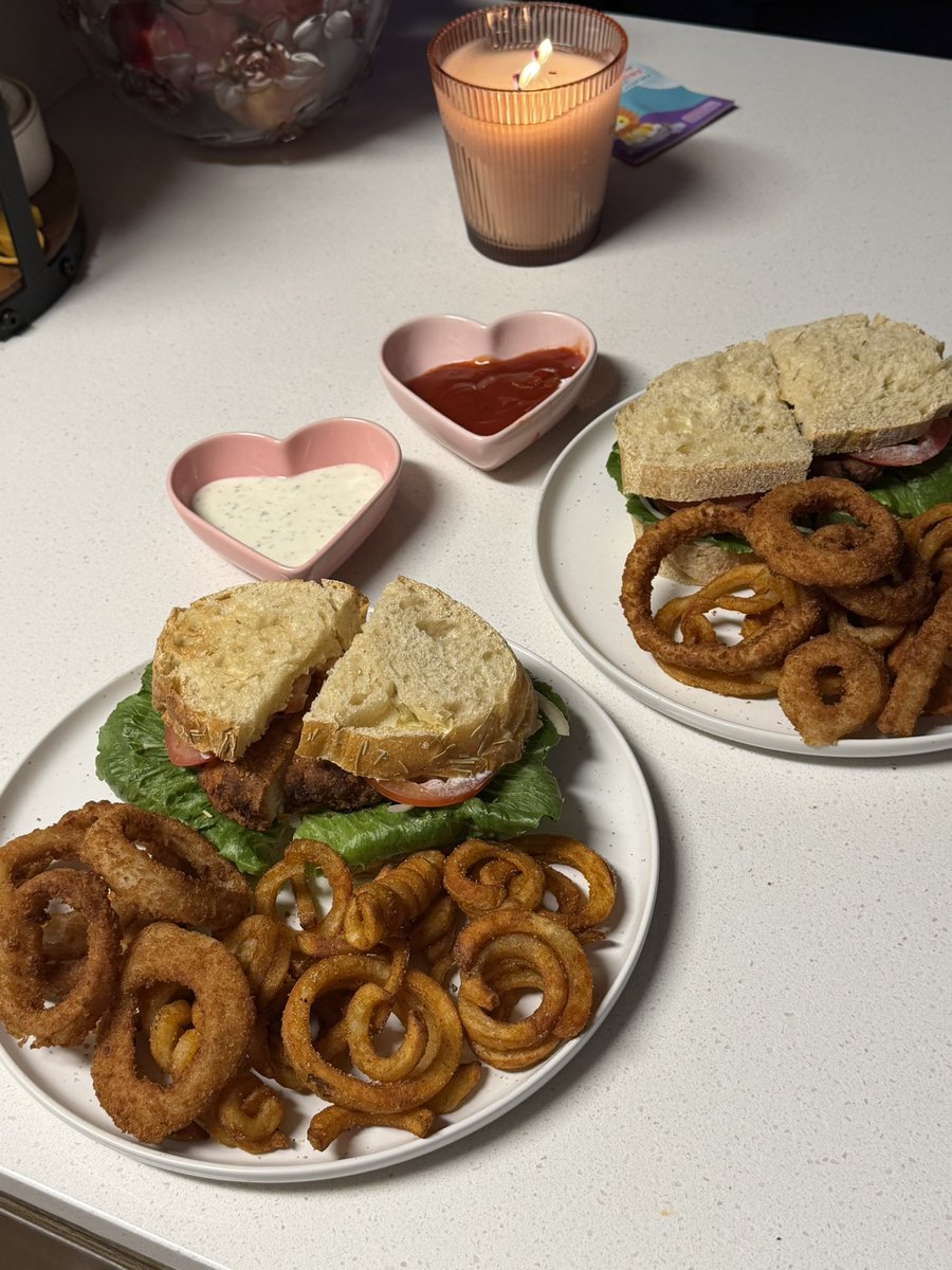 secretlypuar's tweet photo. i was feelin kinda lazy but i made chicken sandwiches for dinner 🐔 https://t.co/Zq0DGyN1ak